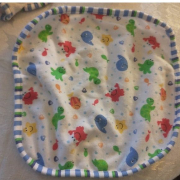 Babies R Us Fish Under the Sea Hooded Towel With 3 Wash Cloths - Picture 4 of 5